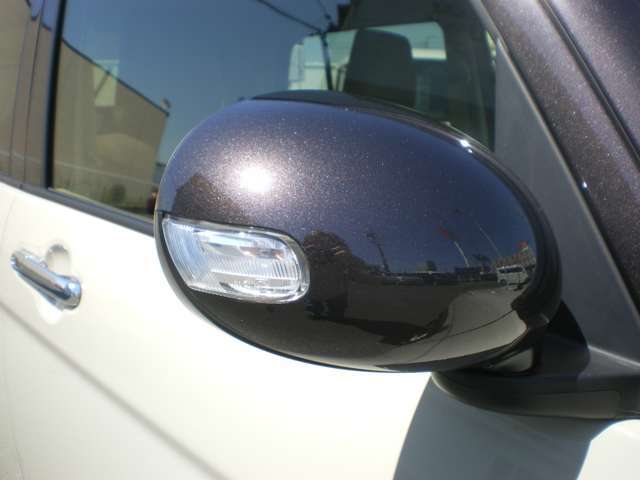 上級グレードの「X」ですのでドアミラーウインカー付！新車時に49，500円高いツートンカラー！ドアロック連動オートリトラクタブルドアミラー！