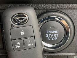 【キーフリーシステム】カバンやポケットに入れたままでもドアの施錠・解錠が可能なスマートキーを装備。エンジンのオン・オフ時もカギを取り出す必要が無いからとっても便利です♪