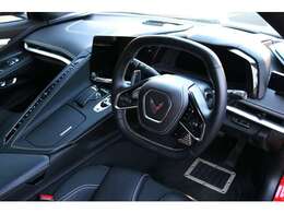 黒レザーを基調とした高級感のある室内となっております！！運転席はまるでコックピットを彷彿とさせるデザインになっております！！