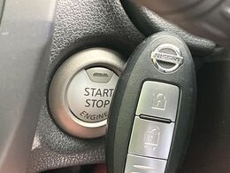 【インテリジェントキー】カバンやポケットに入れたままでもドアの施錠・解錠が可能なスマートキーを装備。エンジンのオン・オフ時もカギを取り出す必要が無いからとっても便利です♪