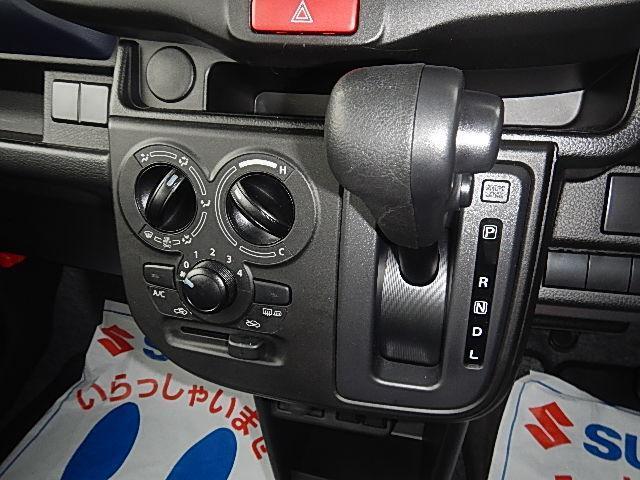 インパネシフトで足元広々♪