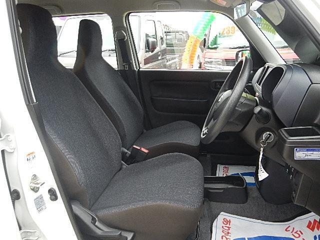 フロントシートはヘッドレスト一体シート