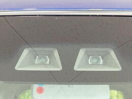 【スマートアシスト】走行中に前方の車両等を認識し、衝突しそうな時は警報とブレーキで衝突回避と被害軽減をアシスト。より安全にドライブをお楽しみいただけます。