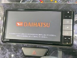 【純正ナビ】人気の純正ナビを装備しております。ナビの使いやすさはもちろん、オーディオ機能も充実！キャンプや旅行はもちろん、通勤や買い物など普段のドライブも楽しくなるはず♪