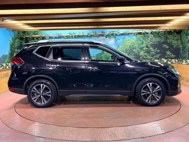 高透明度のガラス皮膜で撥水はもちろん、上質なツヤ・光沢を実現。紫外線や酸性雨から大切な愛車を保護し、色あせ・劣化を防止。「弾スプラッシュコート」、「弾プリミッサコート」からお選びいただけます。