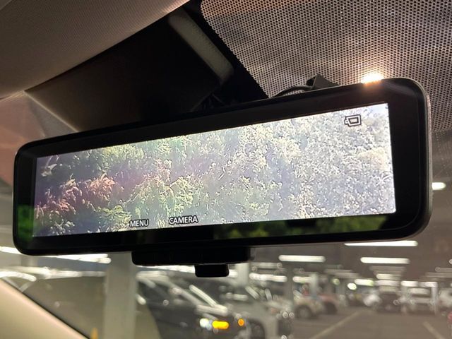 【インテリジェントルームミラー】後席の大きな荷物や同乗者で後方が確認しづらい時でも安心！カメラが撮影した車両後方の映像をルームミラー内に表示。クリアな視界で状況の確認が可能です！