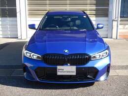 アダプティブLEDヘッドライト：コーナーに進入した際、ヘッドライトの角度を自動制御し、車が曲がる方向を照射して安全性を高めます