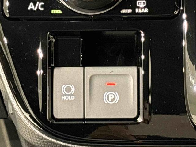 指先だけで簡単に操作が可能な電動パーキングブレーキを採用。「HOLD」スイッチを押すと、渋滞や信号待ちなどでブレーキペダルから足を離しても、ブレーキを保持するので安心です