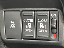 【両側パワースライドドア】スマートキーや運転席のスイッチで後席両側スライドドアの開閉が可能♪電動だから力を入れてドアを開ける必要が無く、小さなお子様でも簡単に開け閉めでき快適です♪