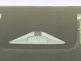 【ホンダセンシング】走行中に前方の車両等を認識し、衝突しそうな時は警報とブレーキで衝突回避と被害軽減をアシスト。より安全にドライブをお楽しみいただけます。