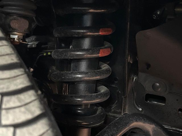 お車を安心してお乗りいただく為には、足回りの定期点検が欠かせません。サービスサポート（有償保証）では無料点検もご提供しており、安心のカーライフをお過ごしいただけるサポート体制が整っています。