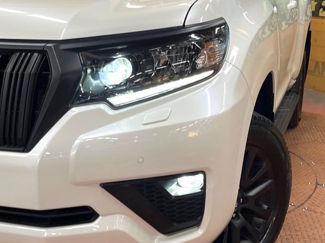 【LEDヘッドライト】悪天候や夜間走行時も良好な視界を確保し安心して運転できる高輝度LEDヘッドライトを装備！点灯速度が早く、消費電力も抑えられています。