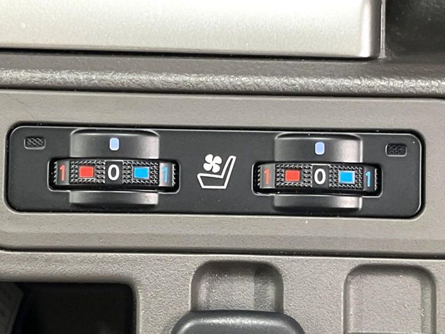 【シートベンチレーション】夏場は涼しい風でお尻や背中の熱やムレを防ぎ、冬はエアコンよりも早く温まってポカポカに！季節を問わず快適に過ごせます。