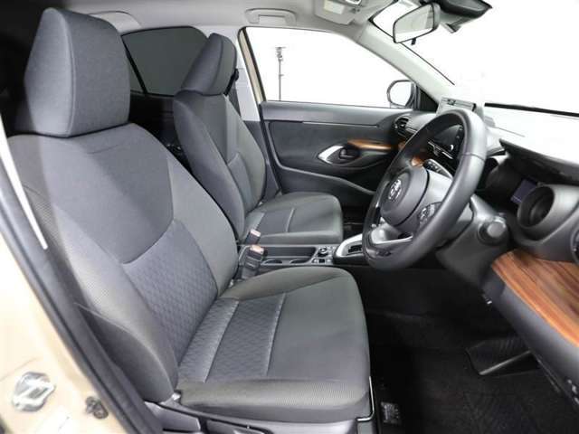 ゆったり室内で運転もしやすいです♪使い勝手の良い配置も考えられています！！