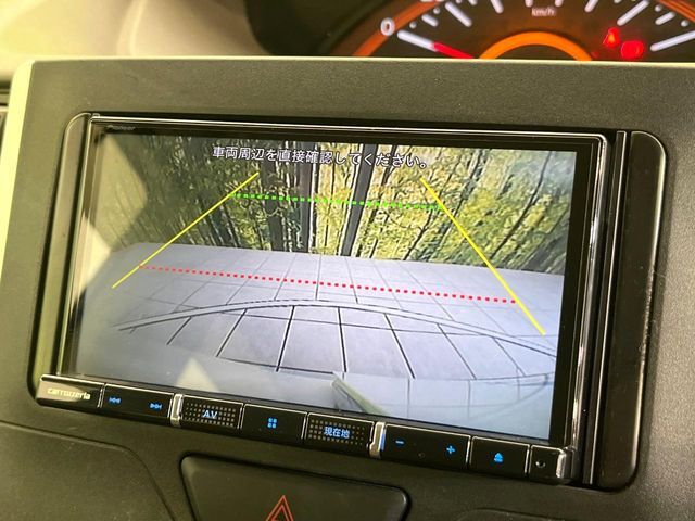 【バックカメラ】駐車時に後方がリアルタイム映像で確認できます。大型商業施設や立体駐車場での駐車時や、夜間のバック時に大活躍！運転スキルに関わらず、今や必須となった装備のひとつです！