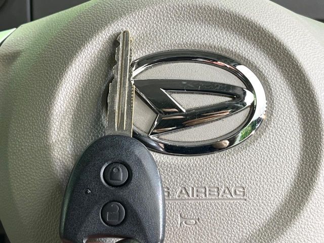 【キーレス】少し離れた場所からでもボタン一つでドアの開錠・施錠ができるのでとっても便利！ドアの鍵穴周りに傷をつけることもありません♪
