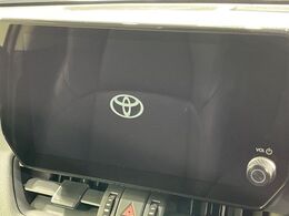 【10.5インチワイドナビ】高級感とインパクトのある大型ワイドナビを装備。各種オーディオ操作はもちろん、横長ワイド画面でのマップ2分割表示など、利便性も高いナビです♪