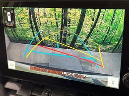 【バックカメラ】駐車時に後方がリアルタイム映像で確認できます。大型商業施設や立体駐車場での駐車時や、夜間のバック時に大活躍！運転スキルに関わらず、今や必須となった装備のひとつです！