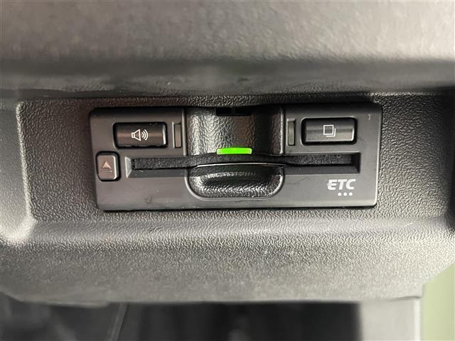 【ETC】有料道路を利用する際に料金所で停止することなく通過できる、ETC車載器（ノンストップ自動料金収受システム機器）が装備されています。セットアップを行うことで利用可能になります。