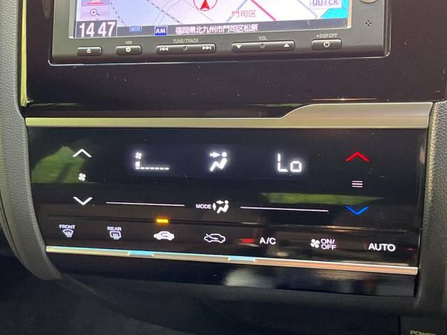 【オートエアコン】一度お好みの温度に設定すれば、車内の温度を検知し風量や温度を自動で調整。暑い…寒い…と何度もスイッチ操作をする必要はありません。快適な車内空間には必須の機能ですね♪