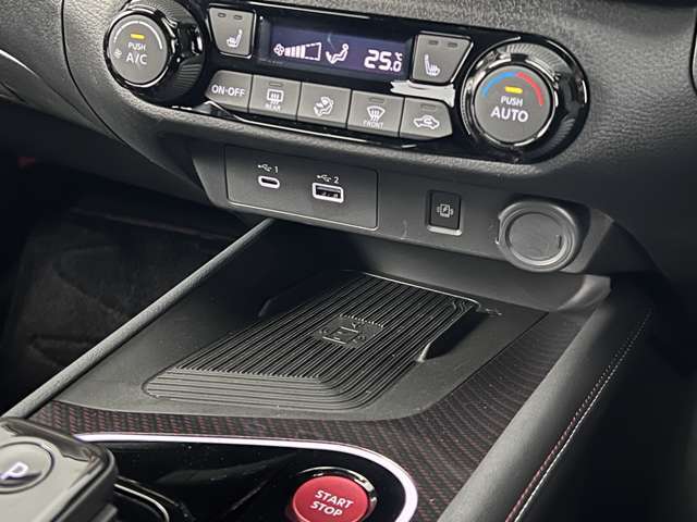 コード不要のワイヤレス充電付きです。