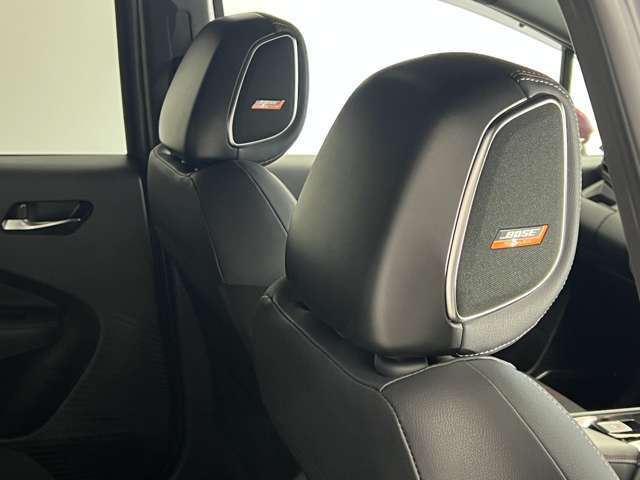 オーラならではのヘッドレストにBOSEサウンドシステムを装備することができ、ドライブをより一層楽しむことができます。