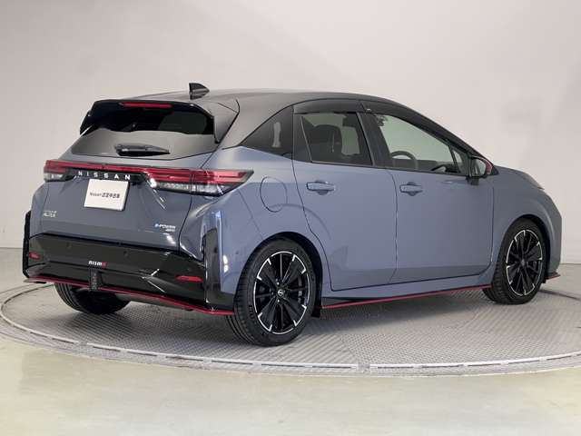 当社からご成約の中古車は前面撥水ウインドゥ施工して納車致します。独自コーティング技術と専用撥水ワイパーで高い撥水効果を持続します。処理した後は雨粒が水玉となってはじけ飛び、良好な視界を確保できます。