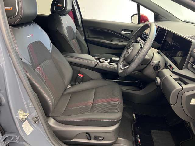 運転席も広くゆとりのある室内です