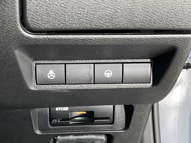 寒い日に重宝するステアリングヒーターがついております。