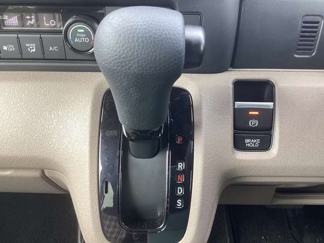 車の操作は分からないという方いらっしゃいませんか？そんな方でも安心して下さい！とっても簡単に操作、運転出来ますので幅広い層のお客様から大人気の一台です！