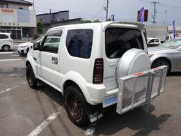 大きく目立つキズや凹みも無くキレイなエクステリア！後方ヒッチメンバーへ人気のヒッチカーゴキャリア装着済み・大きな荷物やキャンプ用品、自転車やスノースクート＆スノーボードなどオシャンティーにセットオン！