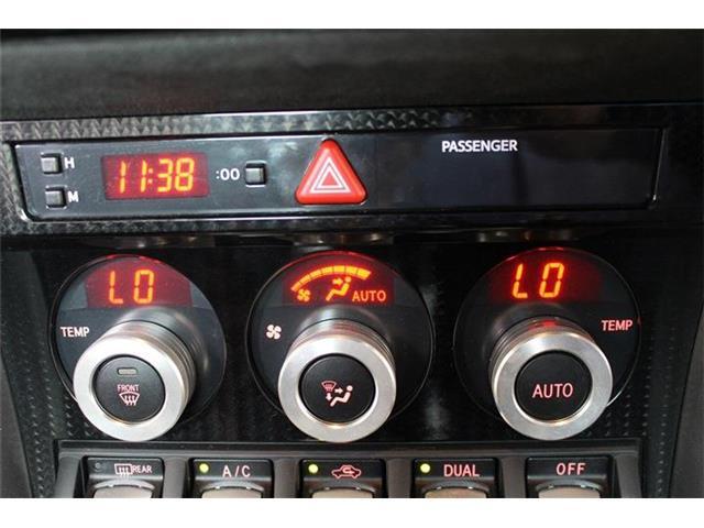 オートエアコン搭載車です。室内の空調管理も温度を設定するだけなのでとても便利な装備です。