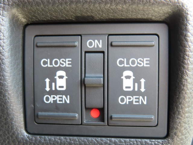 両側パワースライドドアとなりますので運転席からでもスイッチ一つでドアの開け閉めも可能です！