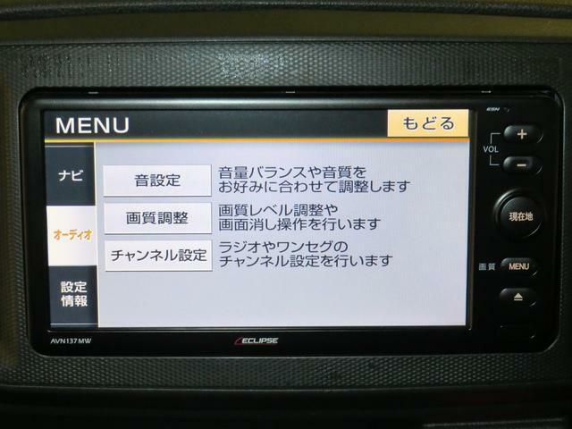 7型メモリーナビ付きです。目的地まで道案内してくれるので知らない場所に行っても安心です。AM/FMラジオ付き。ラジオで休憩を楽しんだり交通渋滞や天気などの情報を取り入れられます。