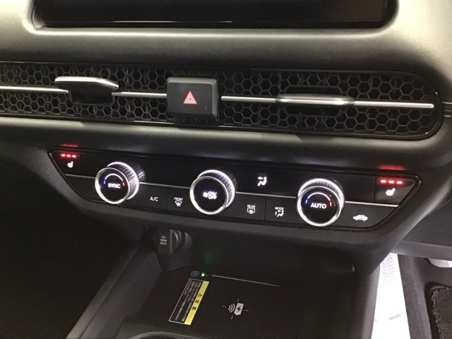 運転席/助手席シートヒーターで寒い日もすぐに温かくなり快適に過ごせます。3段階の温度調整が可能です