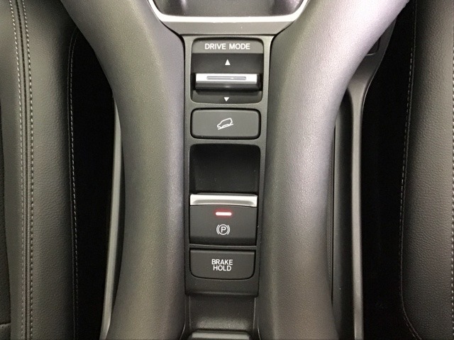 パーキングブレーキはスマートな電子制御式と合わせて渋滞時等にブレーキペダルから足を離しても停車状態を保持してくれるオートブレーキホールド機能で運転が楽になります。スタートはアクセルペダルを踏むだけ