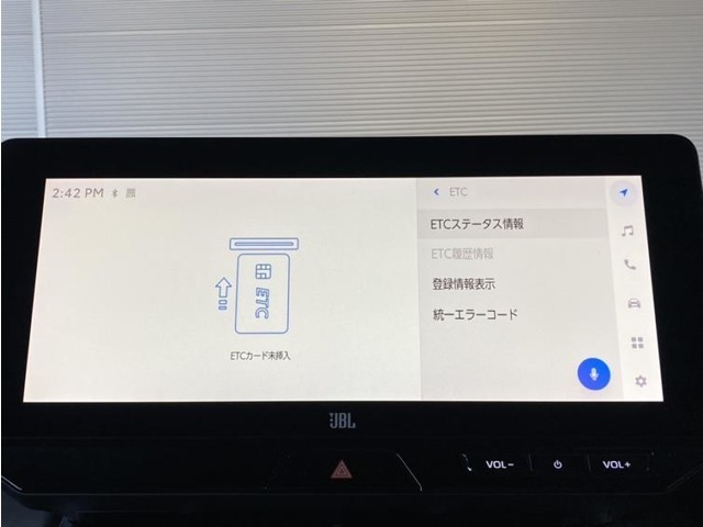ディスプレイオーディオ連動のETC付きです。高速道路料金所での小銭の出し入れや雨天時における窓の開け閉めなどの煩わしさが解消できます。料金所の通過もスムーズで快適ですよ。