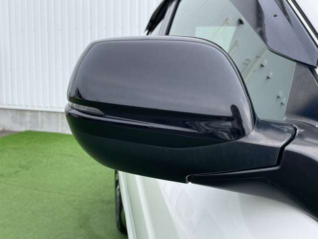 【運転席】座り心地が良いシートなので長時間の運転でも快適にお過ごしいただけます。新品のフロアマットのご注文も可能です。掲載箇所以外にご希望の写真がございましたらお気軽にお問い合わせ下さい。