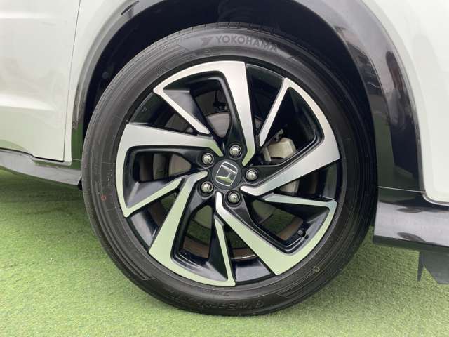 【ライト・ランプ】ワレもなく綺麗な状態なので、悪天候や夜間の走行も視界良好で安心してお乗りいただけます。ヘッドライト・ホイール・フロントガラスなど色々な部分コーティングをご用意しております！