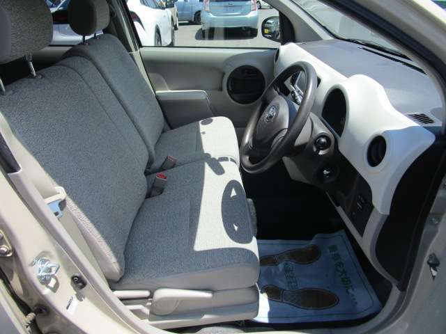 フロントシートもゆったりとしておりますので長距離の運転も疲れにくいです。快適な運転ができます。