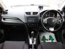 スッキリとしたスイフトスポーツらしいデザインのダッシュ回り！フロントビューの視認性もよく運転しやすいと思います★