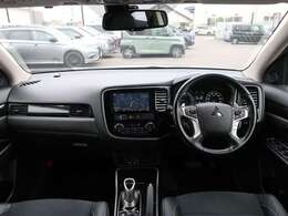 しっかりまとまったインパネ周り。各操作スイッチなども使いやすい位置に配置されていますよ。