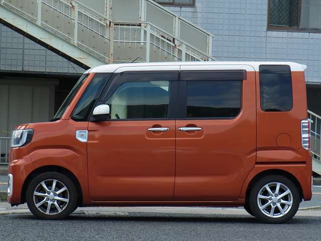 車検を受けてのお渡しです。車検代、重量税、自賠責保険料等含めたものがお支払総額です（他府県登録費、陸送費等は除く）。　車両本体価格に車検費用を含んでいないため掲載規約上「検無」という表記になります。