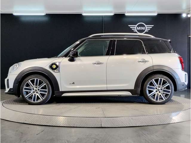 MINIは歴史的なレース【モンテカルロラリー】で2度の優勝！！規定違反による失格も含めれば3度の優勝を誇るれっきとしたレーシングカーです！