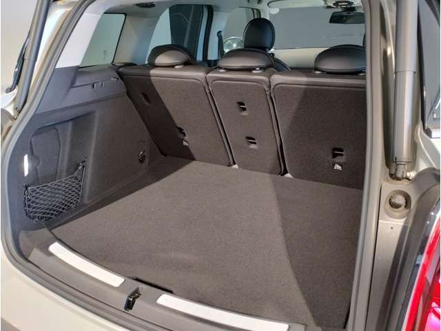 【オートマチックトランクリッド】オープン/クローズ機能を備えたトランクリッドはリモートコントロールキーの操作及びトランクリッド先端のボタンにより開閉が可能☆スマートオープン対応☆