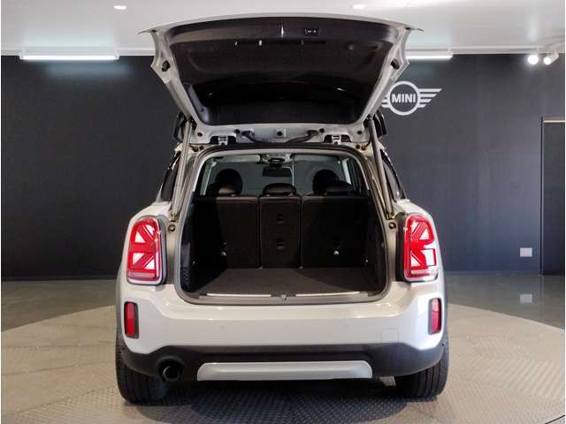 【オートマチックトランクリッド】オープン/クローズ機能を備えたトランクリッドはリモートコントロールキーの操作及びトランクリッド先端のボタンにより開閉が可能☆スマートオープン対応☆