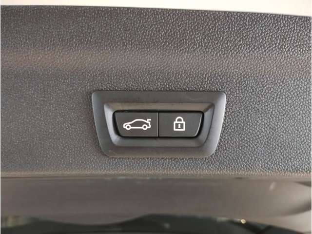 MINIの内装はとにかく『円』に拘ったデザインコンセプトが一目で伝わってきます。これほど円形に拘った車は他に御座いません。伝統のデザイン、トグルスイッチなど遊び心のある内装で御座います。