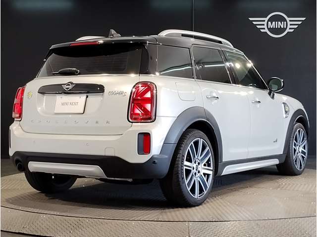 トランクルームにはカバーが付いており。目隠しや盗難防止などの効果が御座います。