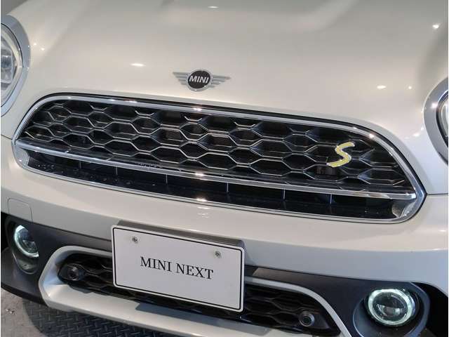 【オートライト】ヘッドライトのオンオフを自動で切り替えてくれる便利な機能です。トンネルを走行する際も自動で転倒致しますので、ライトの操作をしていただく必要は御座いません☆