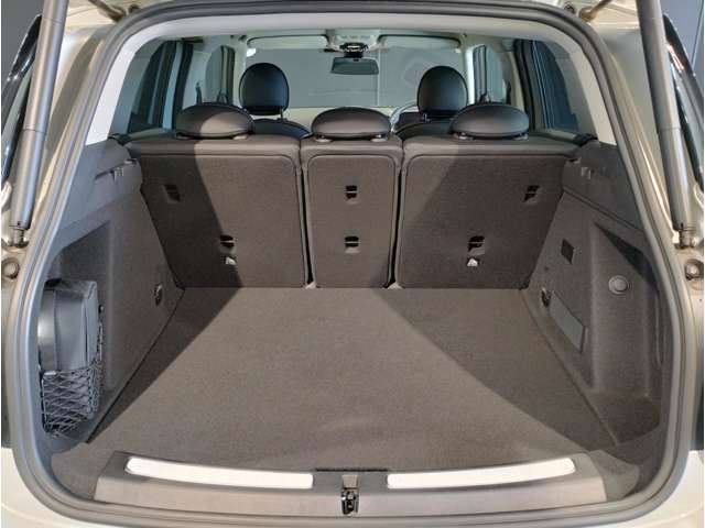 【オートマチックトランクリッド】オープン/クローズ機能を備えたトランクリッドはリモートコントロールキーの操作及びトランクリッド先端のボタンにより開閉が可能☆スマートオープン対応☆